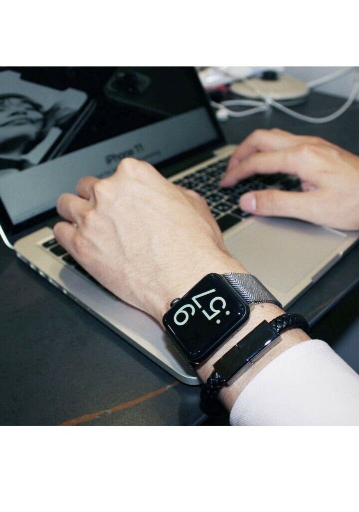 Smartphone Power and Sync Wristband