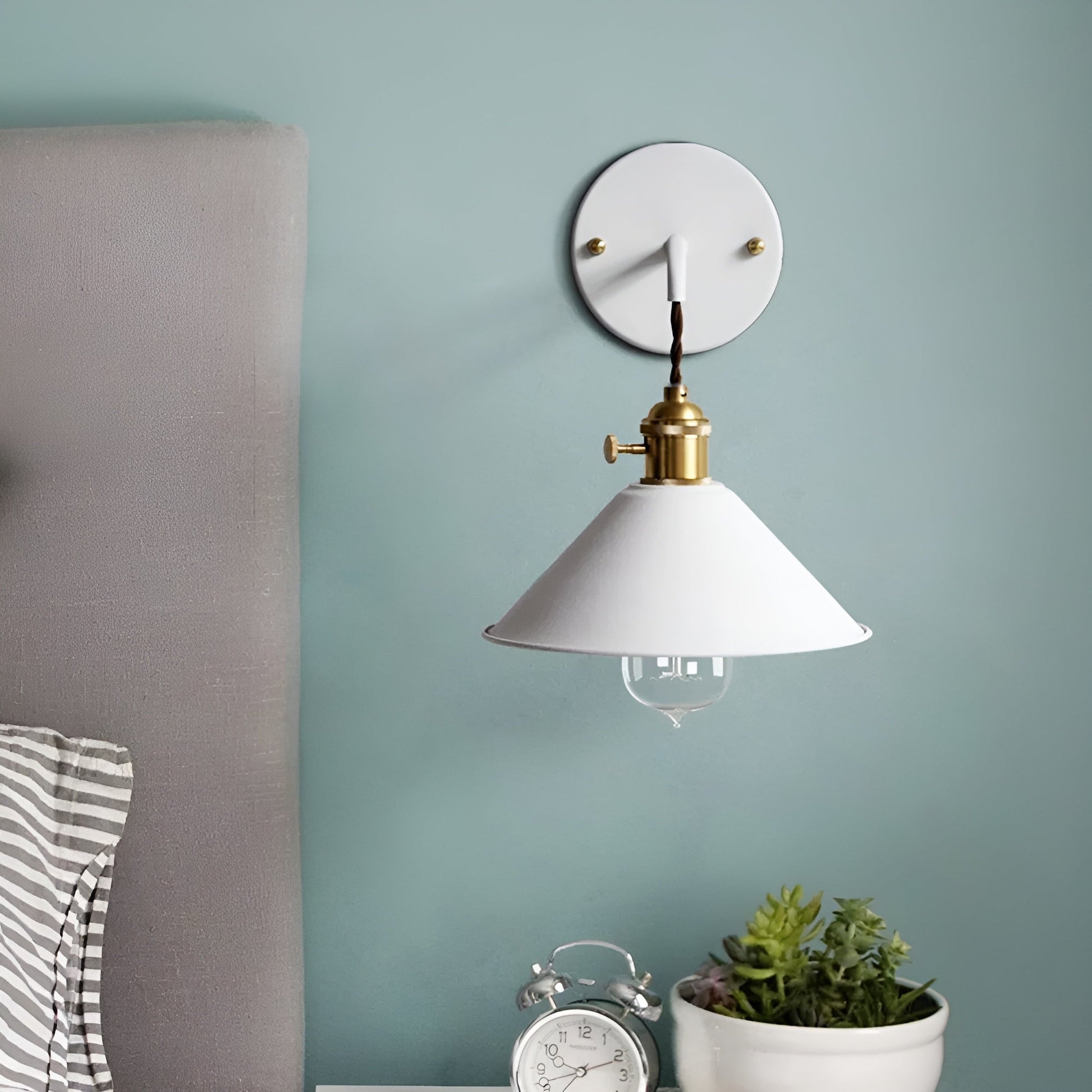 Classic Brass Cone Table Lamp - Pexav