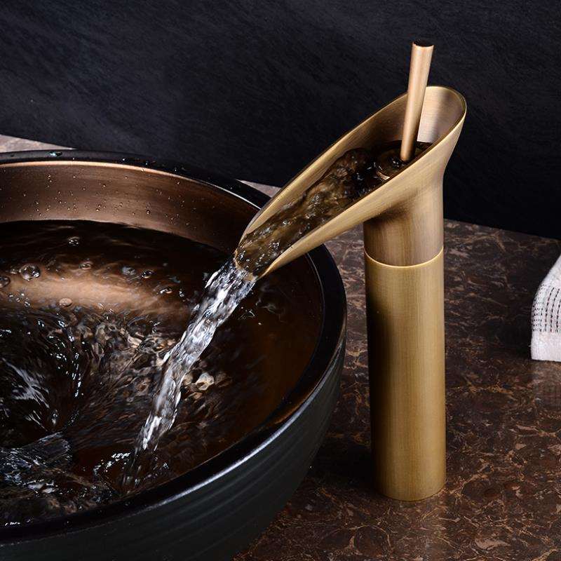 Vintage Cascade Kitchen Faucet