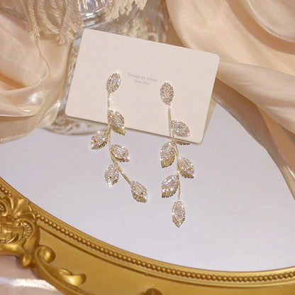 Beautiful Dangling Earrings With Fine Gold Details - Pexav