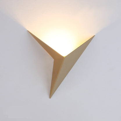 Modern Triangular Wall Lamp - TrigoLux-Gold-Warm Wit-Nora Luxe