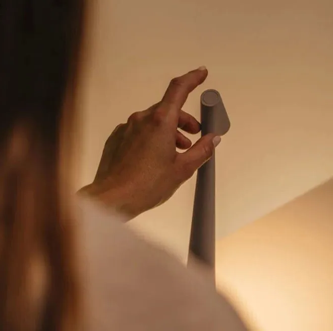 Simple Wireless LED Table Lamp