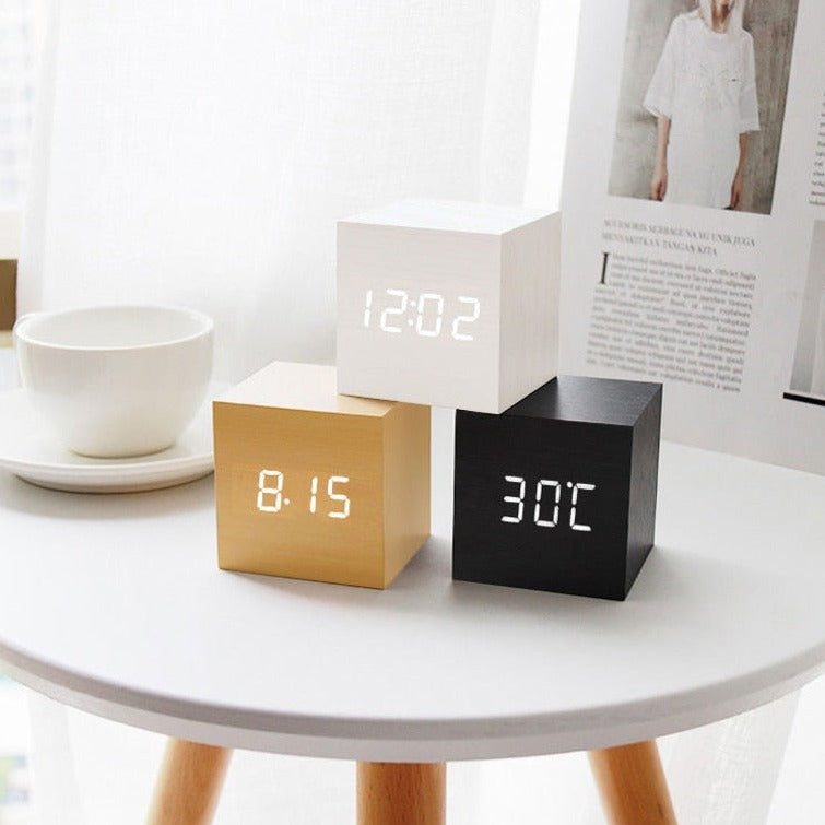 Simple LED Digital Alarm Clock with Voice Control - Pexav