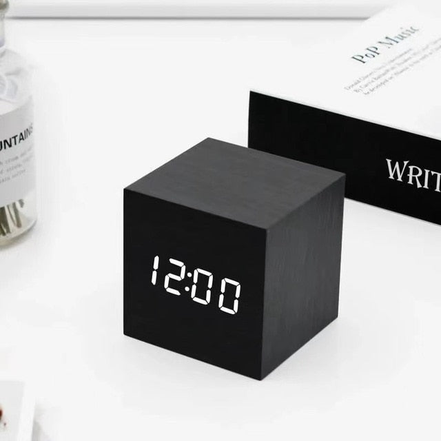 Simple LED Digital Alarm Clock with Voice Control