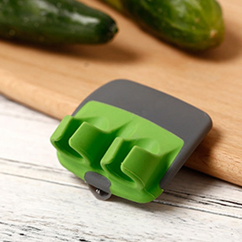 Protective Vegetable Peeler - FingerGuard-Green-Nora Luxe