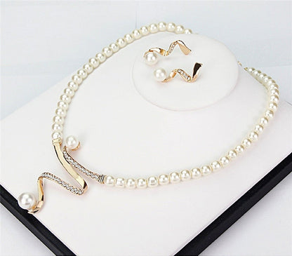 Set of Natural Pearl Necklace and Earrings - Lysanne-Nora Luxe